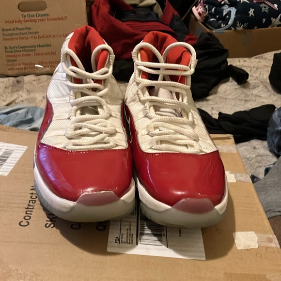 What are you saying share key details like brand size and color (required) . - Picture 2 of 7